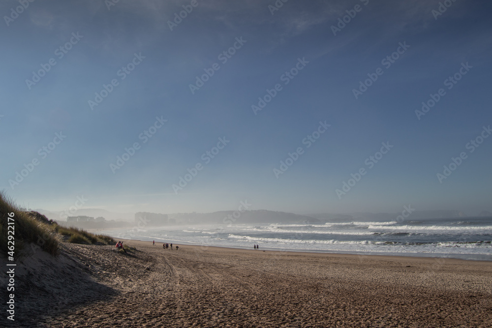 Paisaje de la playa con niebla y la bruma sobre la imagen. Paisaje de la playa con niebla y la bruma sobre la imagen.