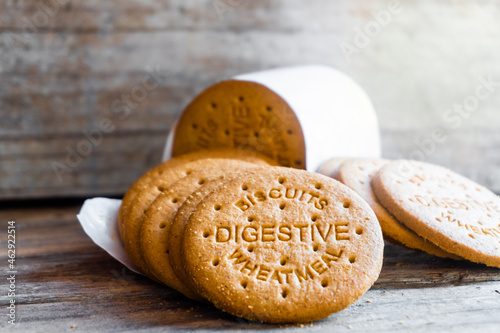 Fotografia Digestive biscuits scattered on a rustic wooden background