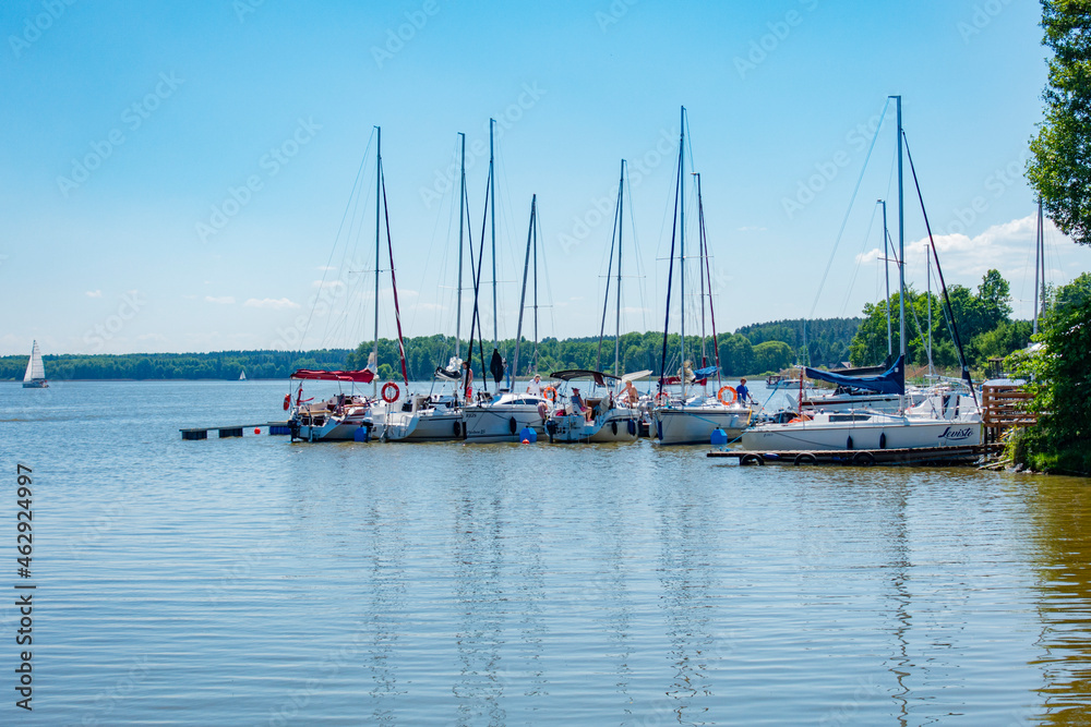 jezioro żaglówka marina łódź żaglowa motorowa jacht port przystań siemiany iława