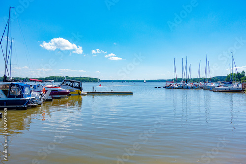 Obraz na płótnie jezioro żaglówka marina łódź żaglowa motorowa jacht port przystań siemiany iława w salonie