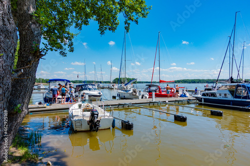 Fototapeta Naklejka Na Ścianę i Meble -  jezioro żaglówka marina łódź żaglowa motorowa jacht port przystań siemiany iława