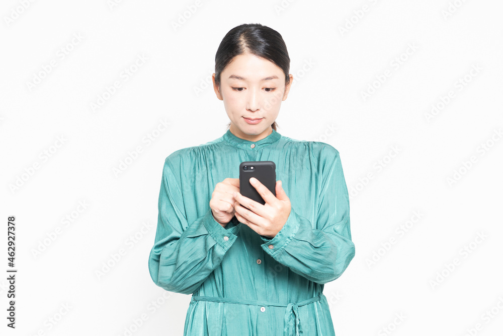 スマホを操作している主婦 スマホを操作している主婦