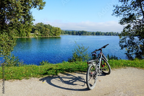 Le tourisme à vélo en France, bicyclette en face du lac du Grand Parc de Miribel-Jonage photo