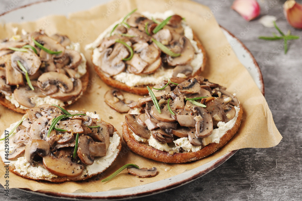 Open sandwiches with grilled mushrooms