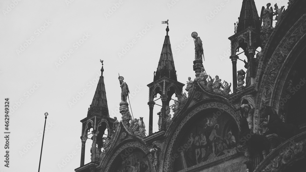 Fototapeta premium St mark's square with Venice skyline 