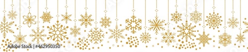 Nahtloses Weihnachtsornament vektor in Gold mit Schneeflocken.
Hängende goldene Weihnachtsdekoration auf einem weißen Hintergrund.