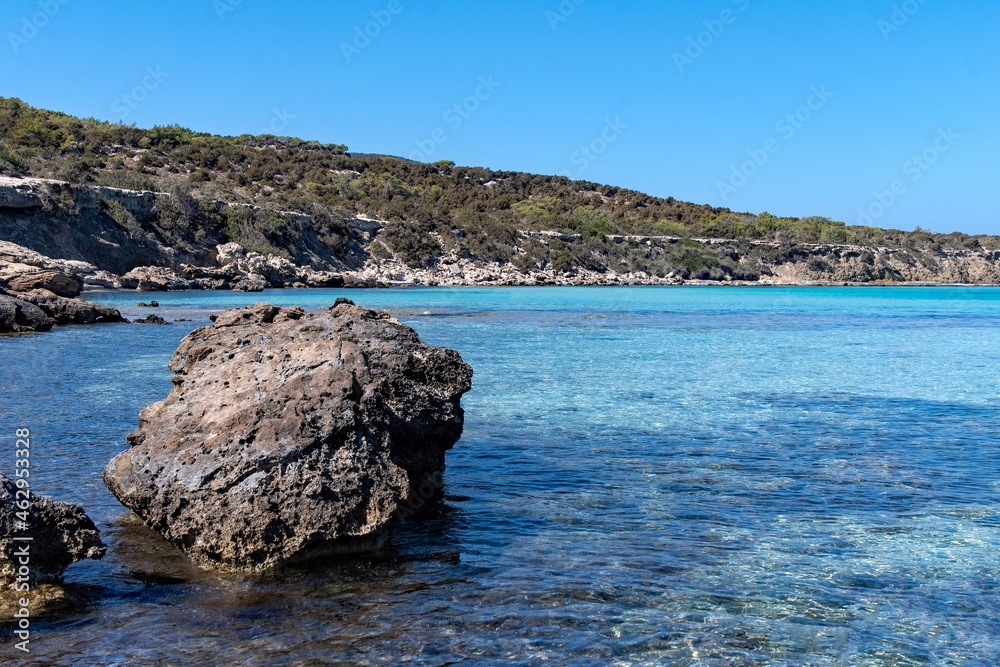 Fels an der Meeresküste in der Blauen Lagune im Akamas Nationalpark in der Region Paphos auf Zypern 