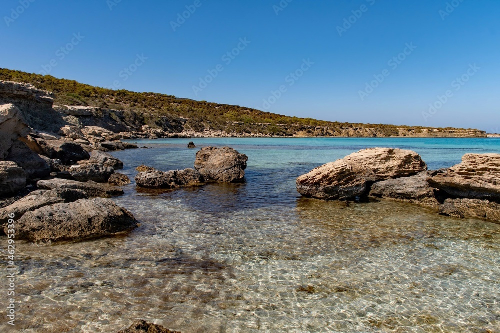 Felsen im Meer in der Blauen Lagune im Akamas Nationalpark in der Region Paphos auf Zypern