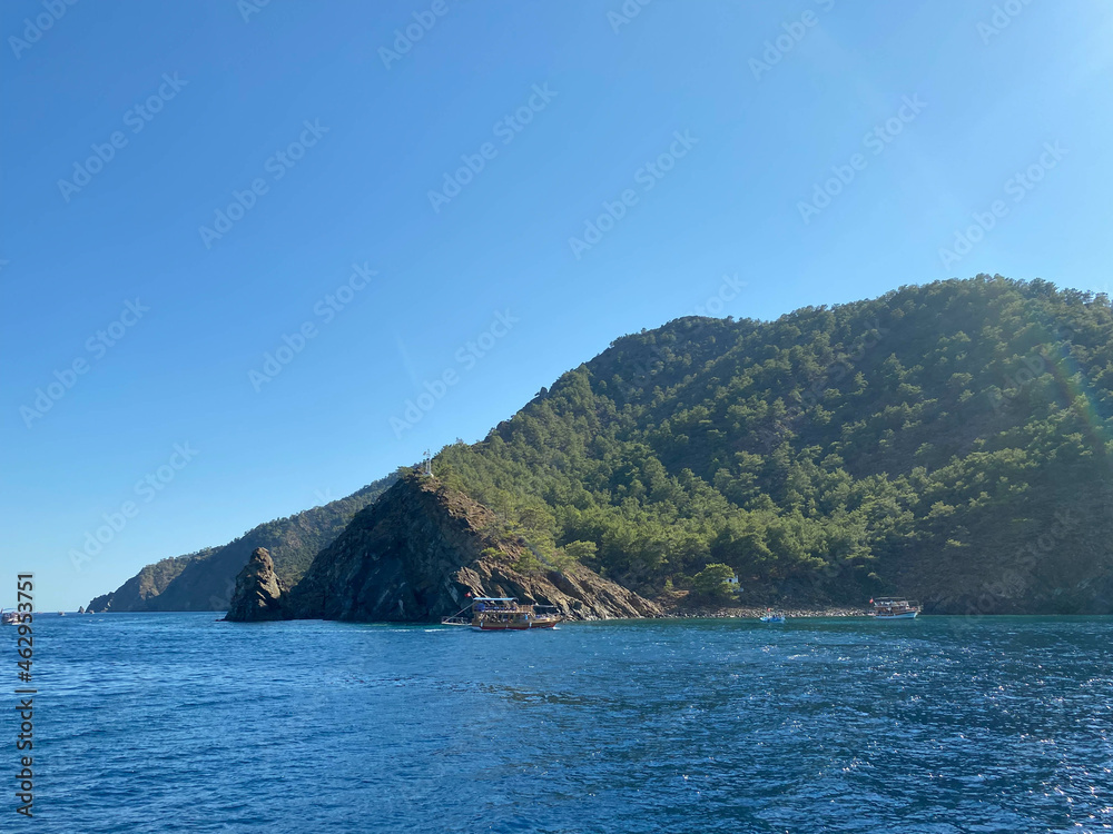 Green sea and mountains, beautiful nature