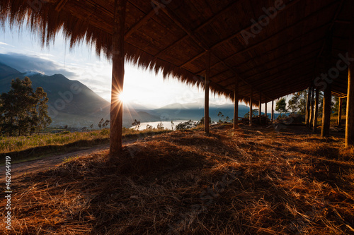 Amanecer en la laguna de San Pablo visto desde una choza, Otavalo Ecuador