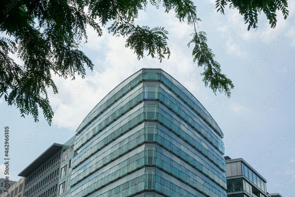 Obraz premium A sksyscraper in a cloudy day