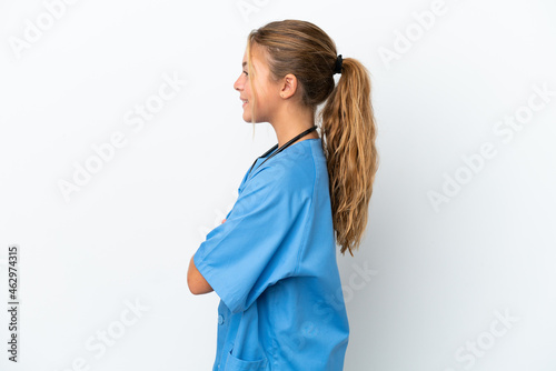 Foto Little caucasian girl disguised as surgeon isolated on white background in later