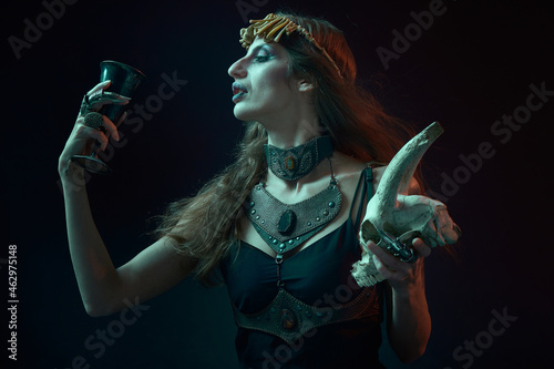 Foto Dark sorceress casting a magic spell with an animal skull