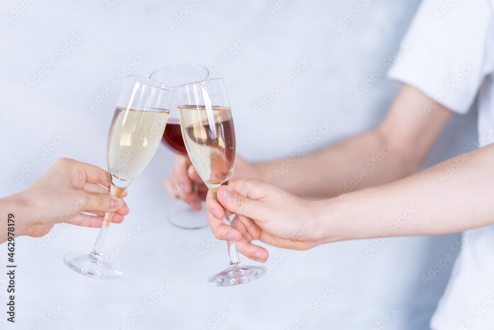 ワイングラスで乾杯をする若い男女