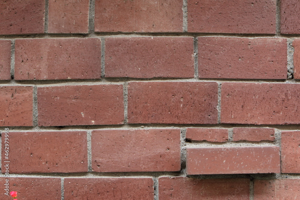 Obraz premium 赤いレンガの壁面にある出っぱったレンガ