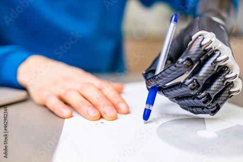 Canvastavla man with prosthetic hand writing development at home