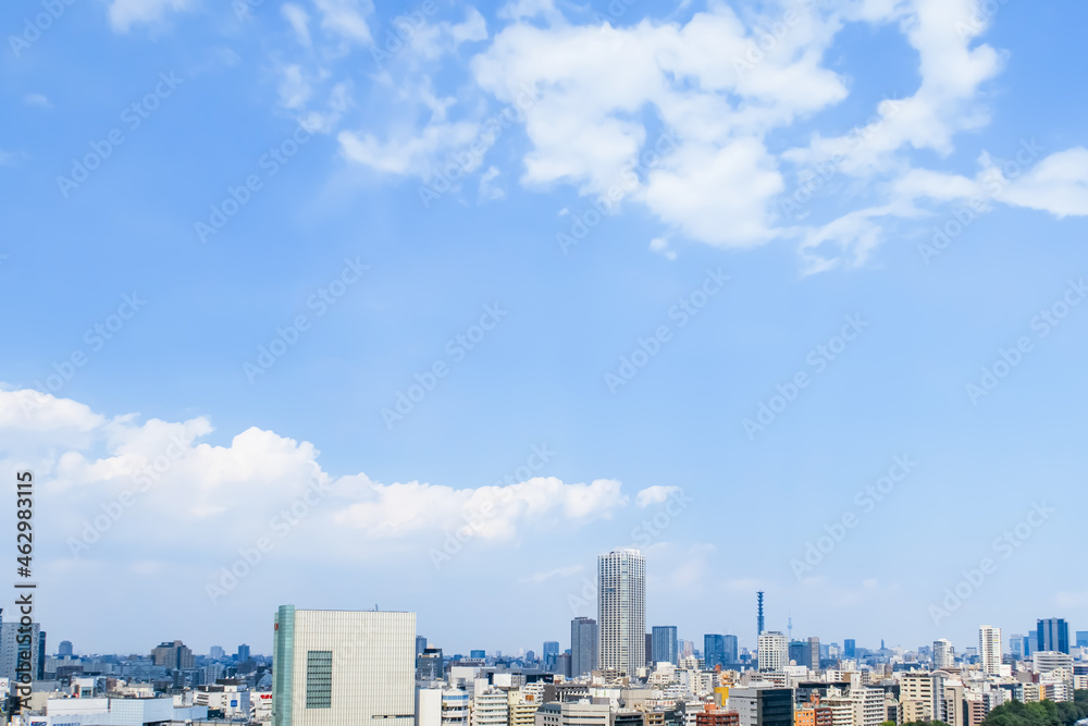 青空とビル街/都内、都会、都市/東京の街並み