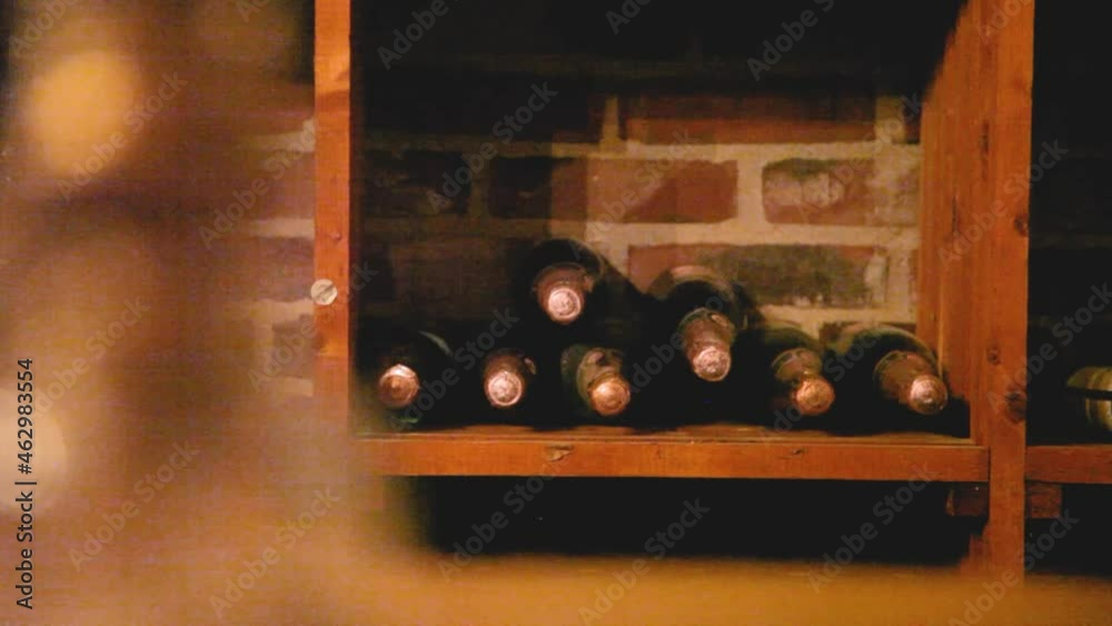 champagne liggandes på hyllan från avstånd