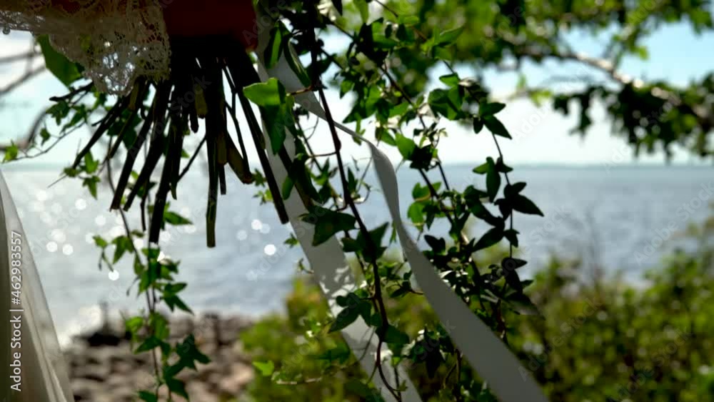 Närbild på en Brudbukett längs havet en varm sommar dag