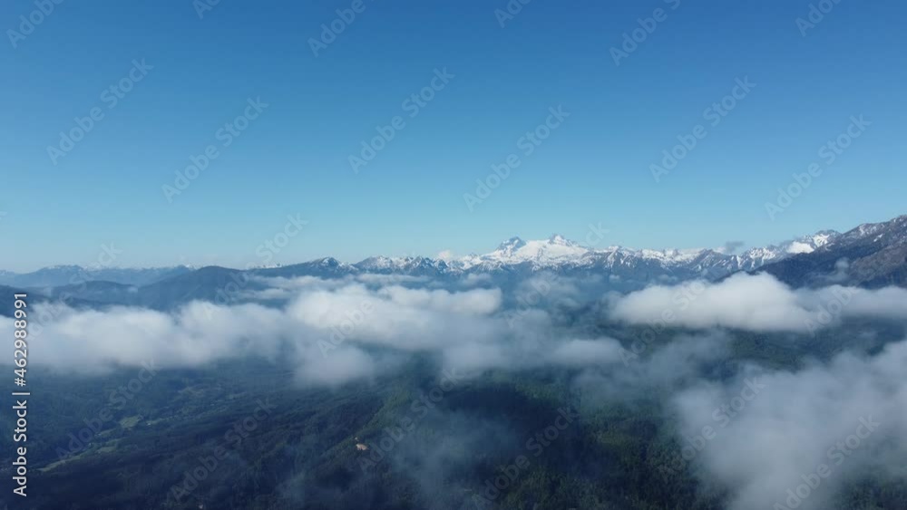 Vista sobre las nubes cordillera de los andes sector ralco sur de Chile 