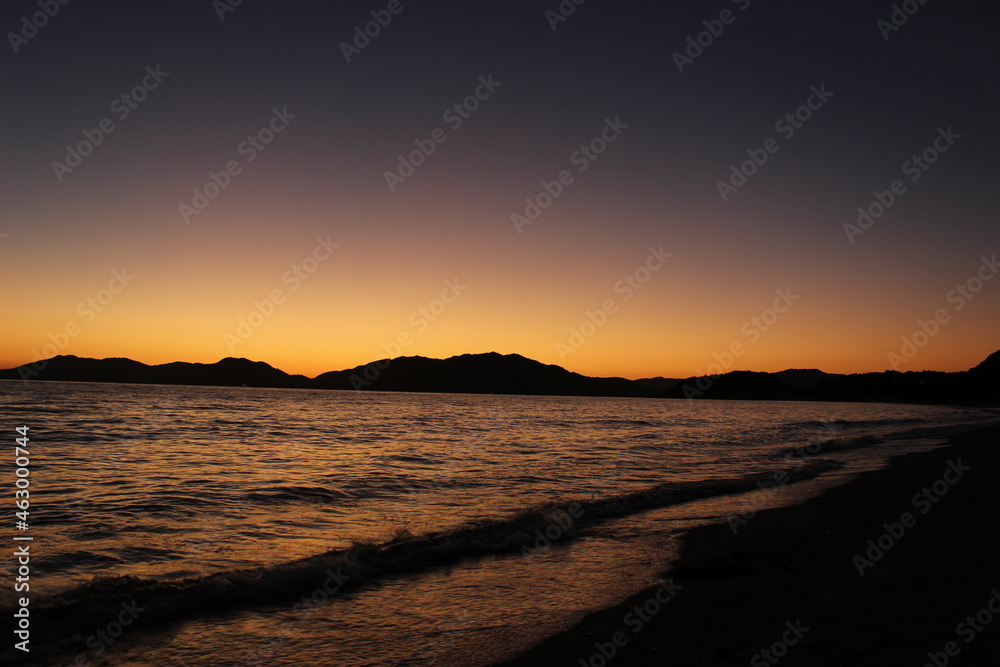 山口県観光地　瀬戸内海のマジックアワーの夕陽と空