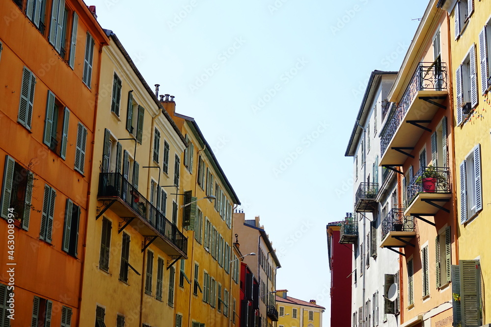 Edificios antiguos con fachadas coloridas en la ciudad de Niza, en el sur de Francia