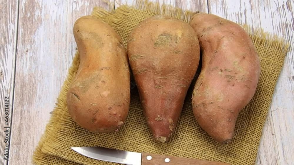 plusieurs patates douces sur une table en bois
