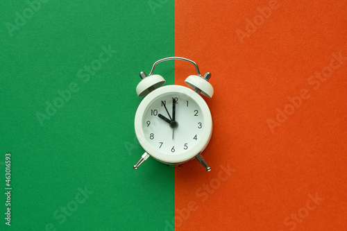 다채로운 색 배경과 알람시계