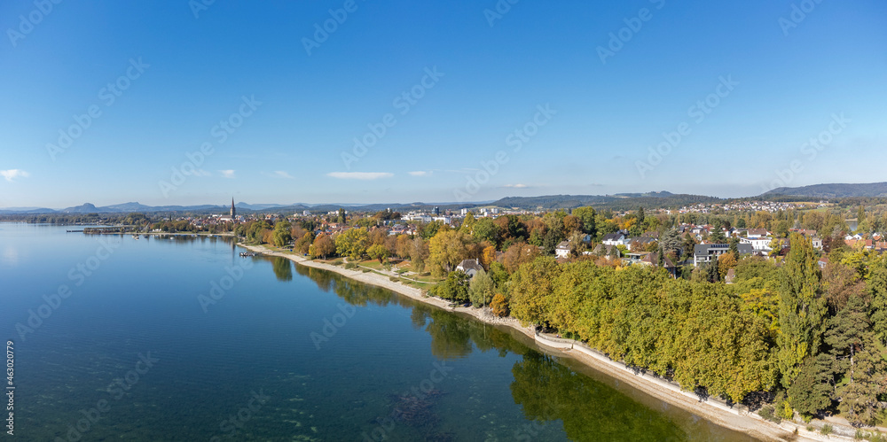 Blick über die Halbinsel Mettnau zur Stadt Radolfzell am Bodensee