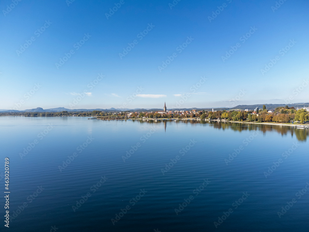 Die Stadt Radolfzell am Bodensee, am Horizont die Hegauberge Die Stadt Radolfzell am Bodensee, am Horizont die Hegauberge