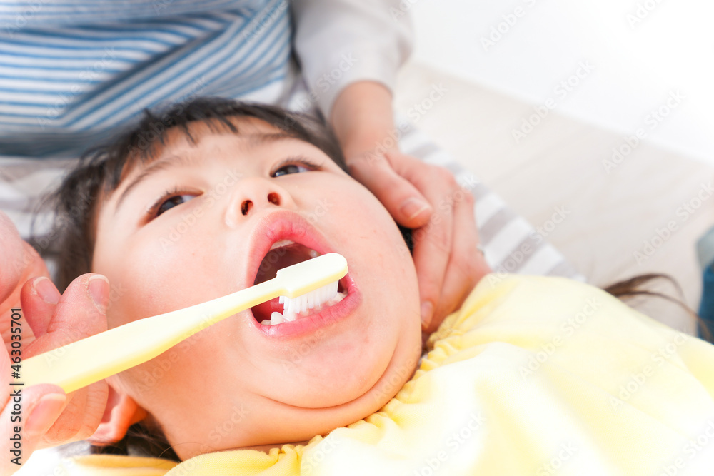 幼稚園で歯磨きをする子ども 幼稚園で歯磨きをする子ども