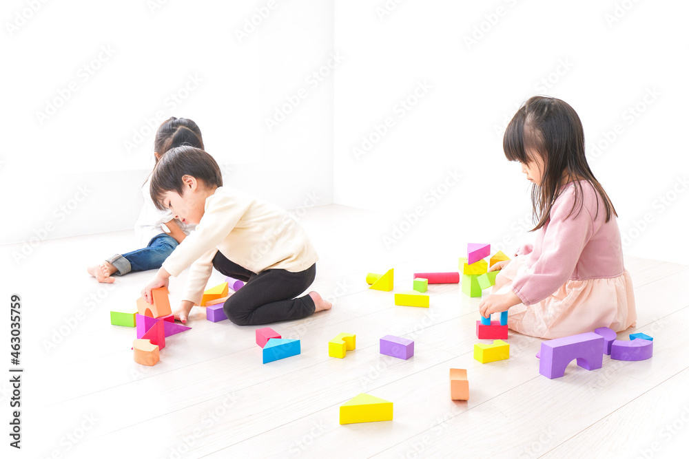 ブロックで遊ぶ子どもたち