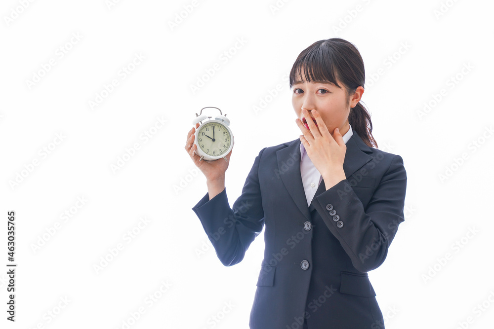 おでかけをする若い女性