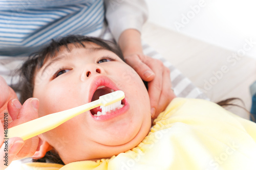 幼稚園で歯磨きをする子ども
