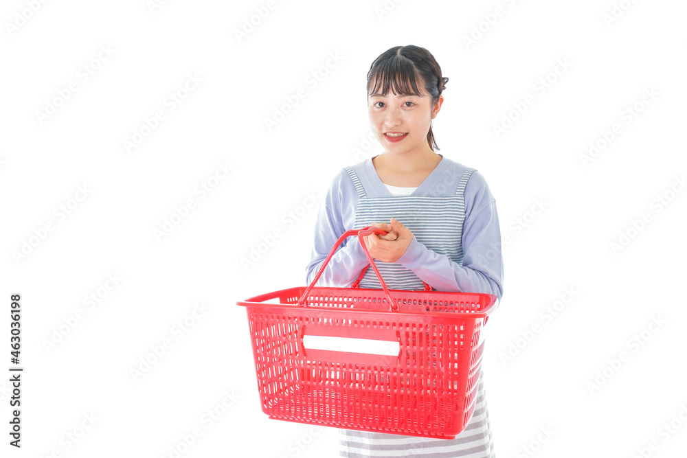 スーパーで買い物をする若い主婦 スーパーで買い物をする若い主婦