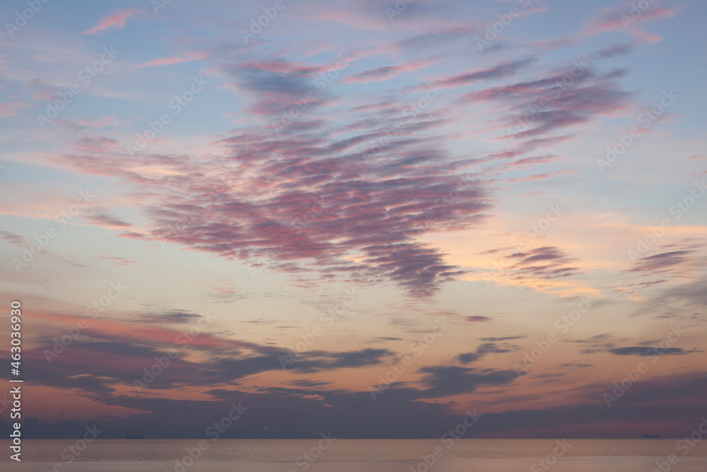 Lido di Venezia. Striatura di nubi sul mare al tramonro