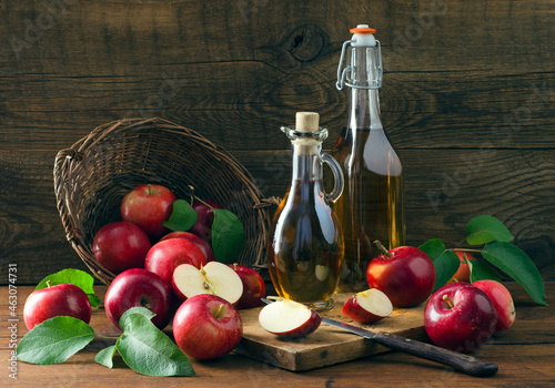 Fototapeta Naklejka Na Ścianę i Meble -  Apple drink and ripe apples