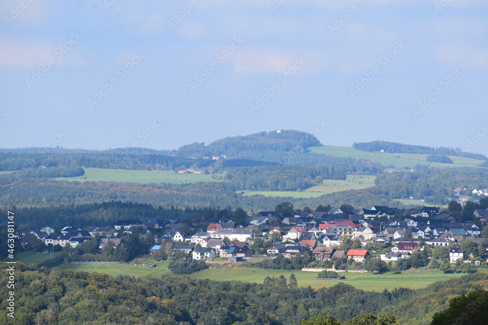Blick über die Eifel mit Dorf Eichenbach