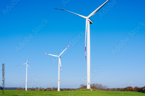 Windpark auf einem Feld in Schleswig-Holstein im Herbst