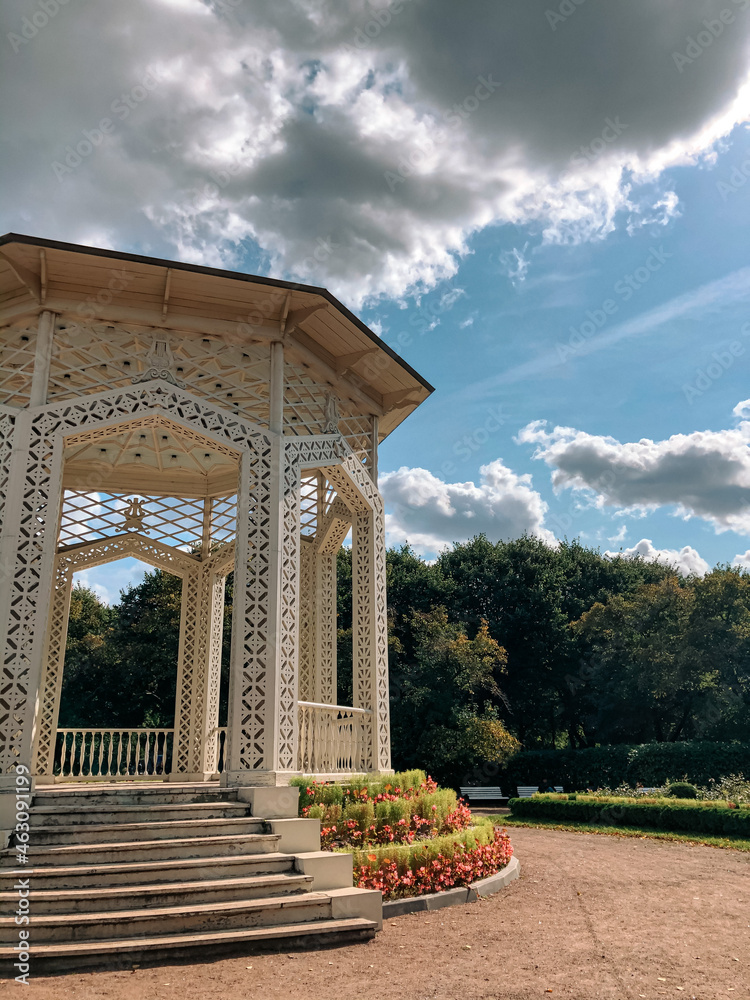 Fototapeta premium gazebo in the park. summer park