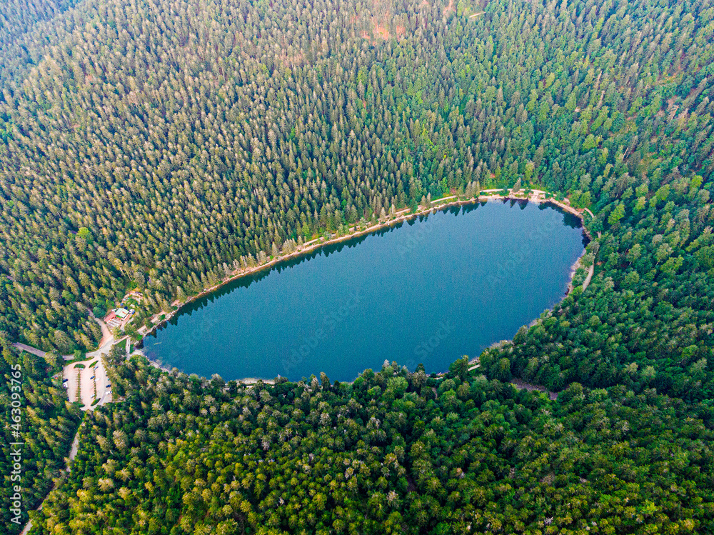 Foto de Aerial view of the Lac des corbeaux surrounded by forest, Voges, La Bresse, Lake Crows Foto de Aerial view of the Lac des corbeaux surrounded by forest, Voges, La Bresse, Lake Crows