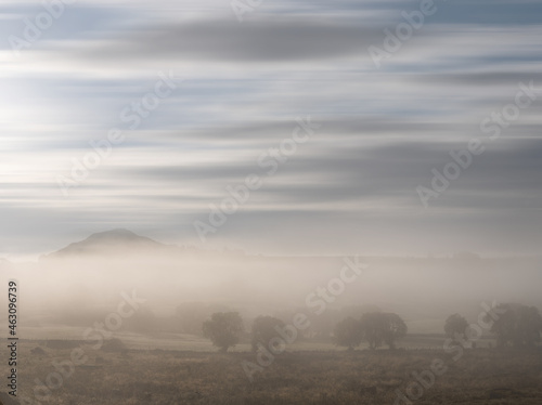 Paysage du plateau de l'aubrac dans le brouillard un matin d'automne