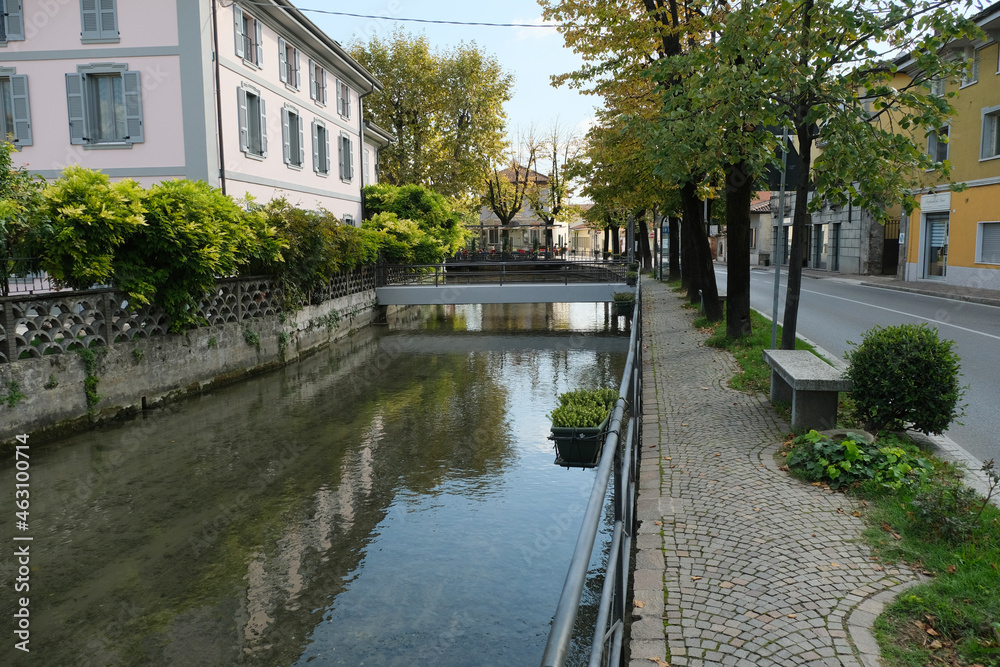 Il fosso che costeggia il centro storico della cittadina di Mozzanica in provincia di Bergamo.