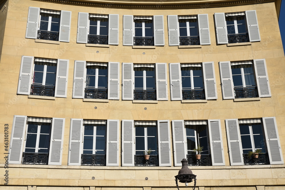 Façade à volets à Paris, France