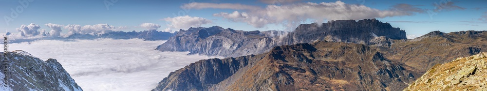 La réserve naturelle nationale de Sixt-Passy sous une mer de nuages en Haute-Savoie