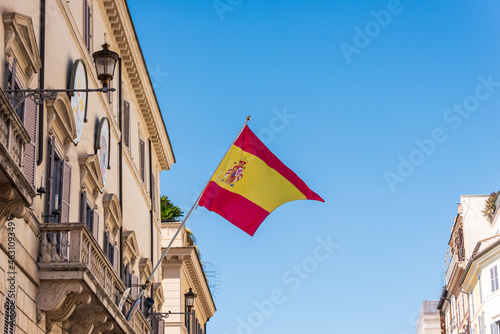 Foto Waving spanish flag on Spanish embassy in Italy - the Palace of Spain, Monaldesc