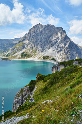 Der türkis-blaue Lünersee in Österreich Vorarlberg
