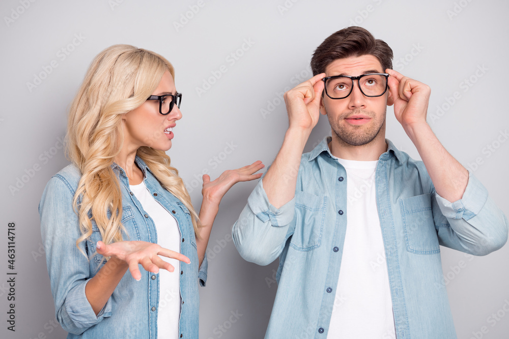 Portrait of attractive funky couple guy touching specs girl saying claim isolated over gray pastel color background - obrazy, fototapety, plakaty 