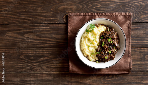 Slow cooked beef with mashed potatoes