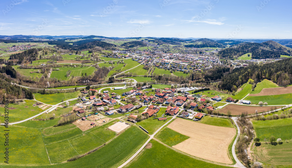 Bild einer Luftaufnahme mit einer Drohne der Landschaft im bayerischen Wald mit Blick zur Stadt Grafenau mit der Ortschaft Grueb im Vordergrund, Deutschland